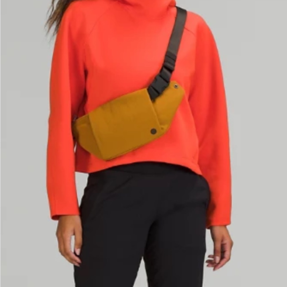 LULULEMON multi-pocket belt bag. Waist bag. Color: Gold spice.